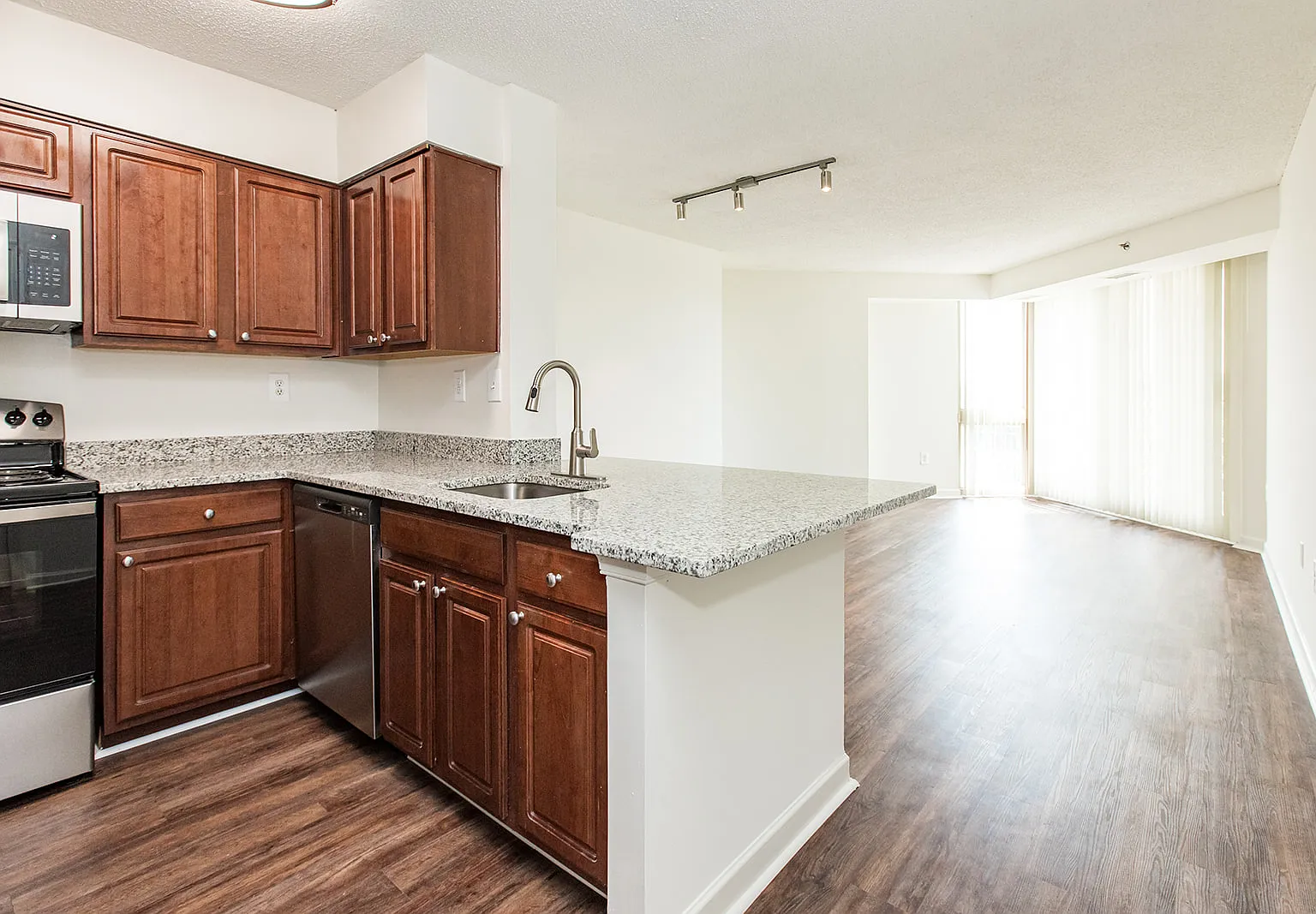 Lake Arbor Towers — Photo 1