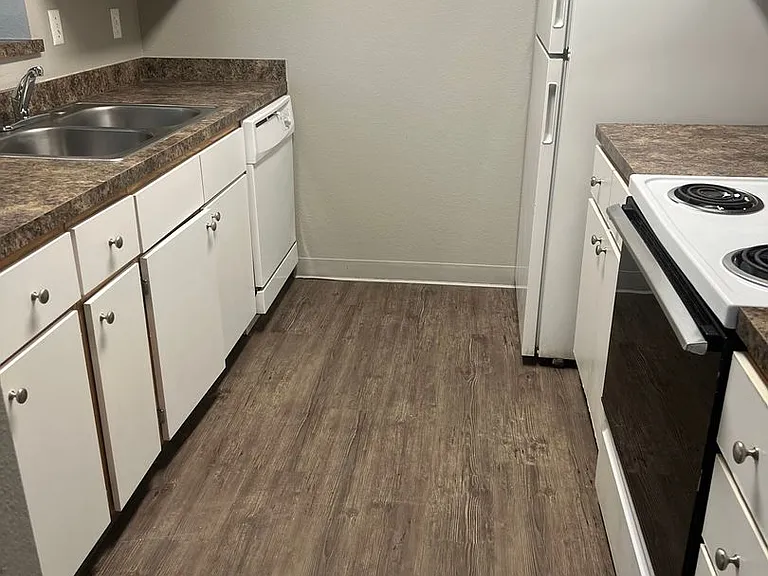 Northwest Pointe Apartments — Photo 12