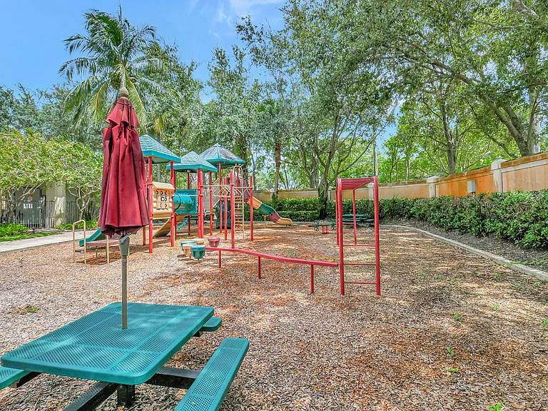 10247 Isle Wynd Ct — Photo 68
