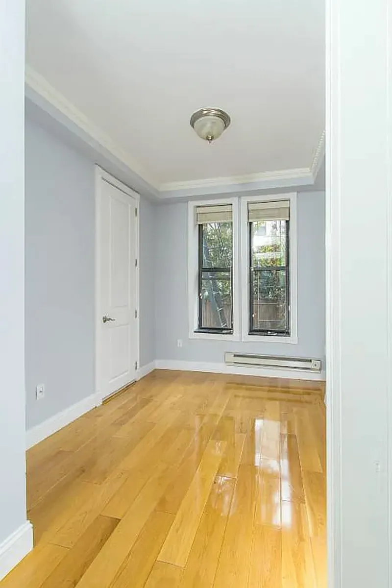 Building Photo - 529 E 6th St #2