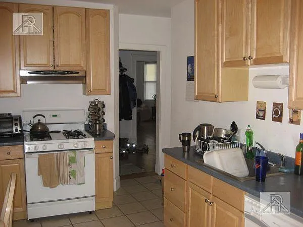 4 bed, 1.0 bath, 1325 sqft, $3,800 — Photo 2