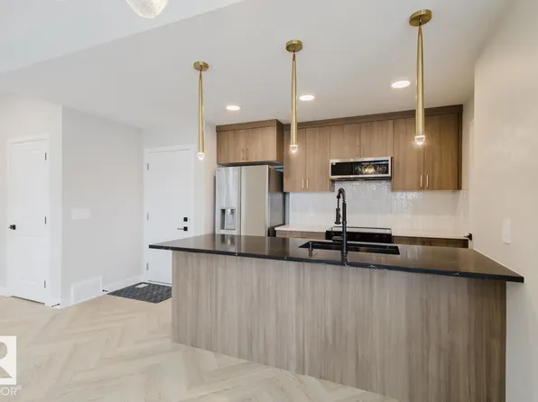 16231 19th Ave SW #4, Edmonton, AB T6W 5C6