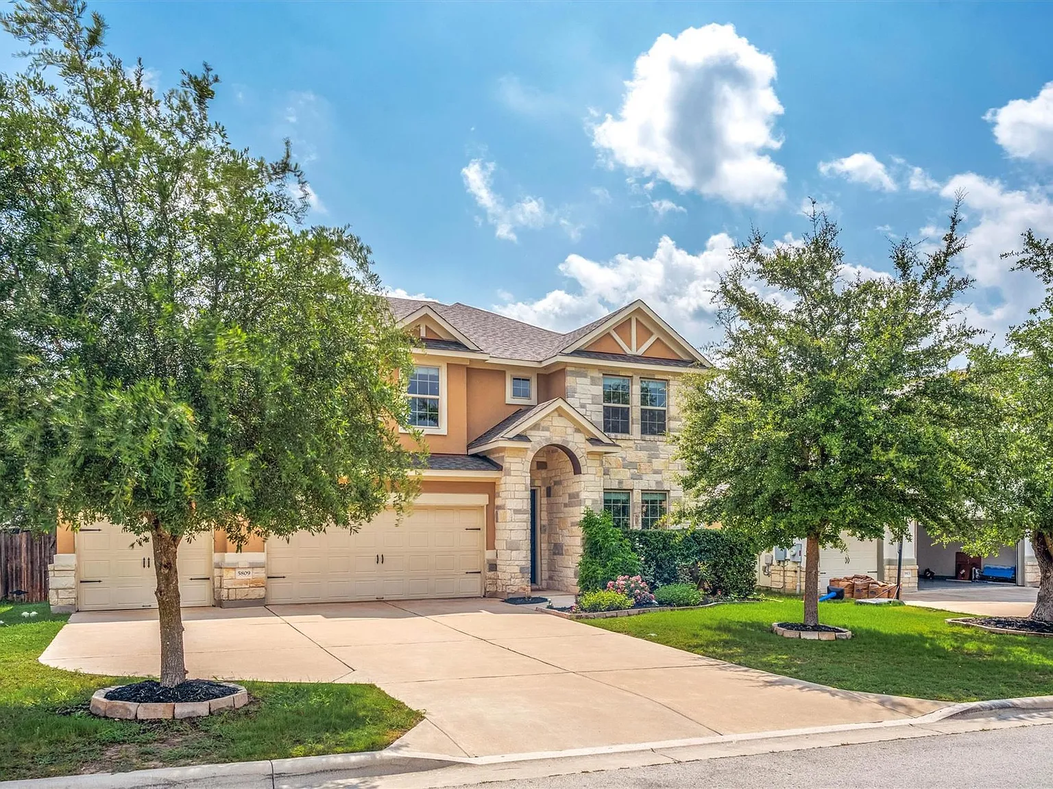 5 bed, 3.5 bath, 3683 sqft, $3,500 — Photo 3