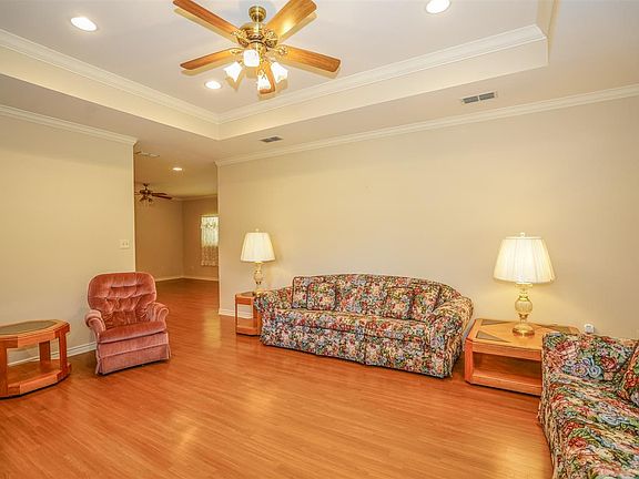 5th image of 205 W Walnut St