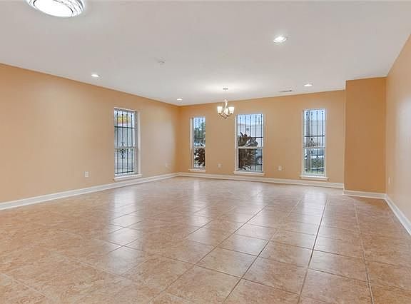 4th image of 2701 Orchid St