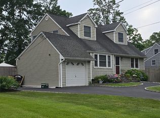 6 Robinson Street, Shoreham, NY 11786