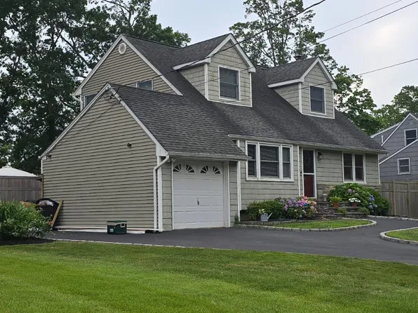 6 Robinson Street, Shoreham, NY 11786