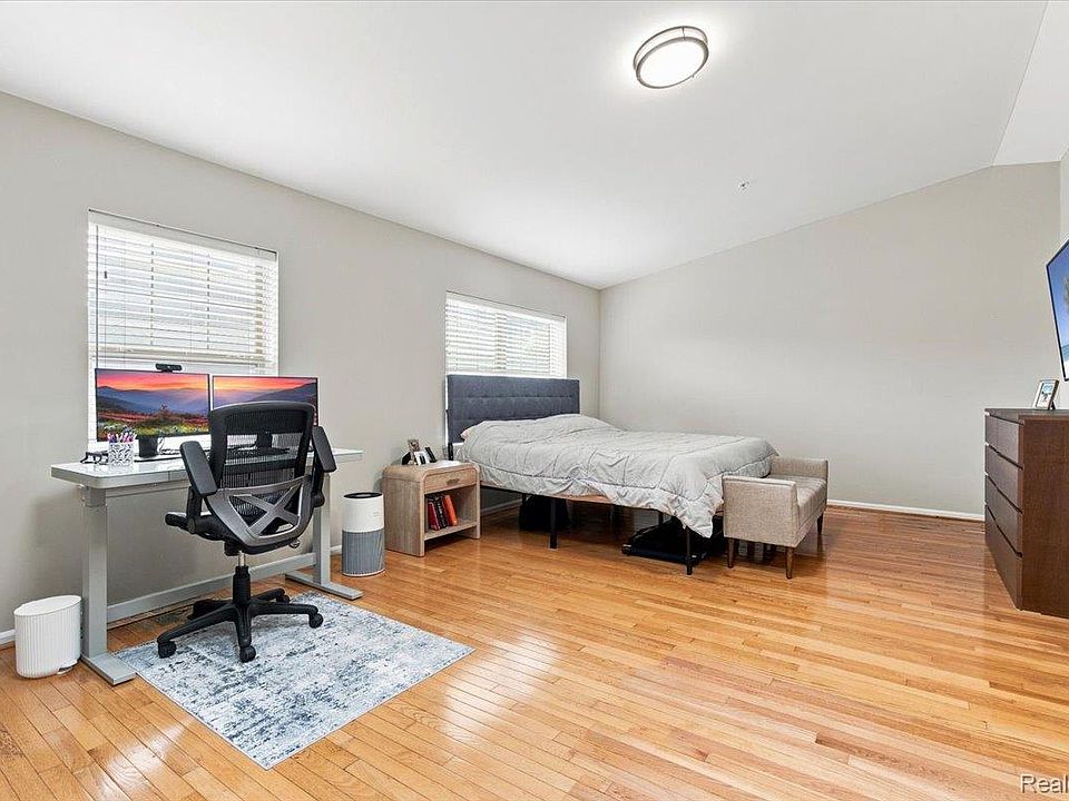 100 Adelaide St, photo 29