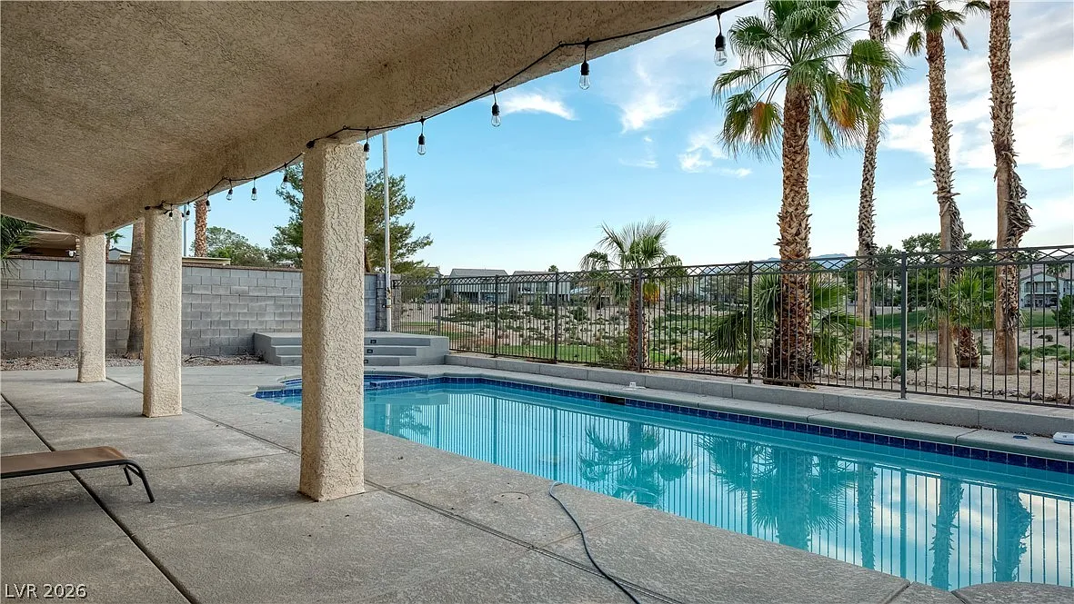 5 bed, 5.0 bath, 3716 sqft, $5,200 — Photo 2
