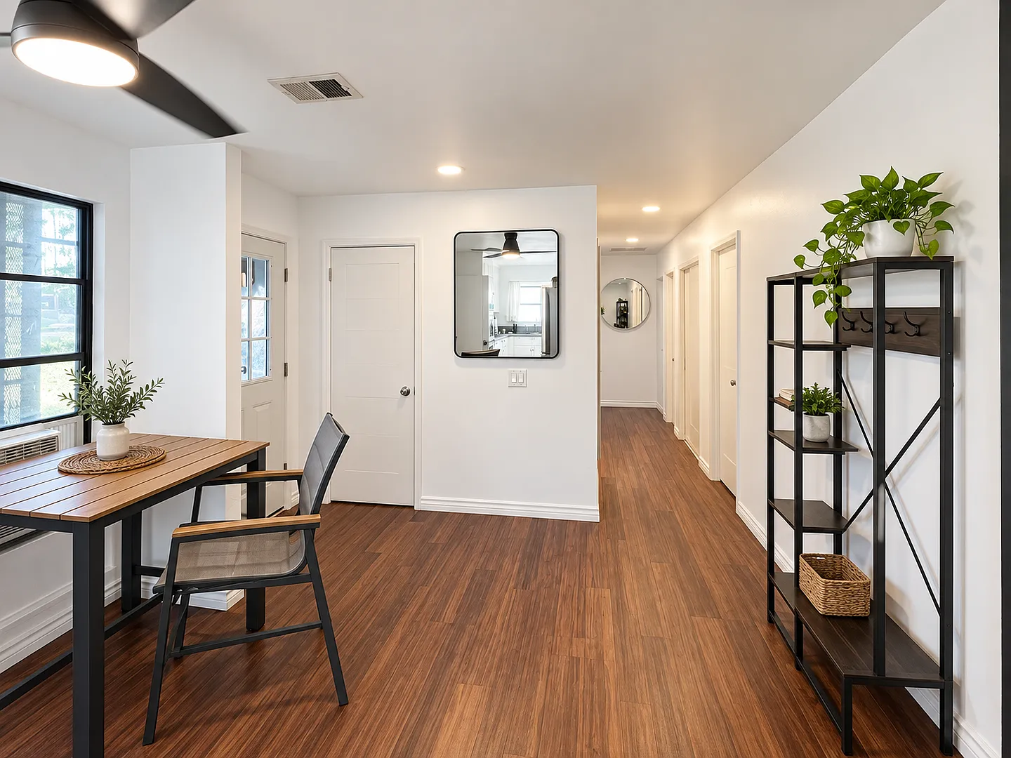 Charming 4 bedroom with California room — Photo 3
