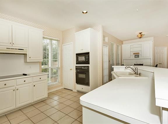 3rd image of 1006 University Dr