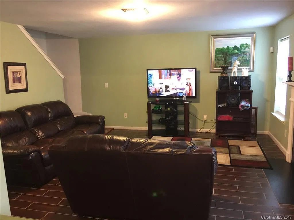 4 bed, 1990 sqft, $2,500 — Photo 4