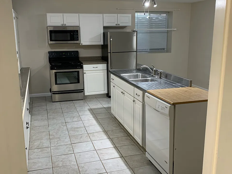 402 Main St #3