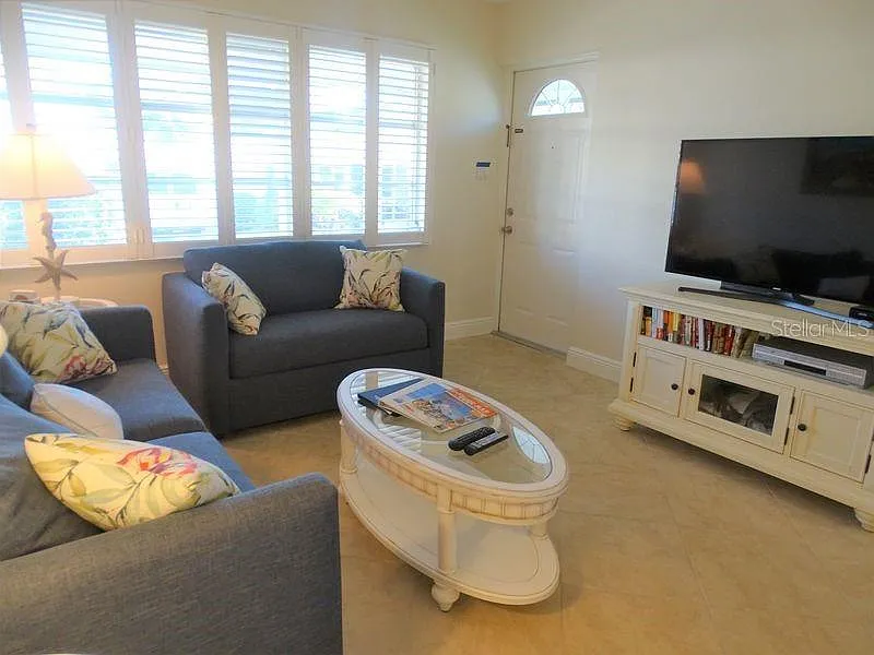 2 bed, 1.0 bath, 672 sqft, $8,370 — Photo 2