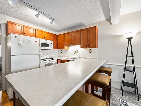 3rd image of 46 Linderhof Golf Course Road #D5