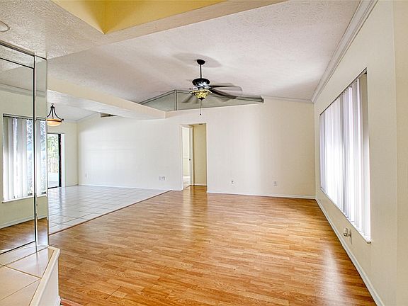 4th image of 165 NE Royce Avenue