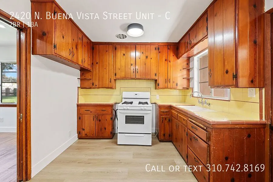 Building Photo - 2420 N Buena Vista St #C