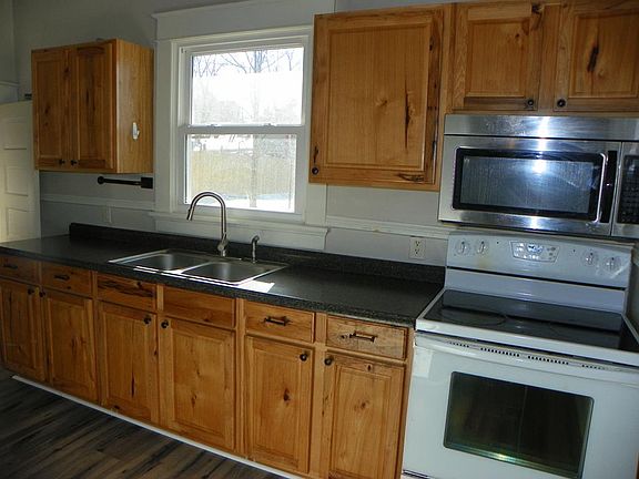 3rd image of 841 Front St