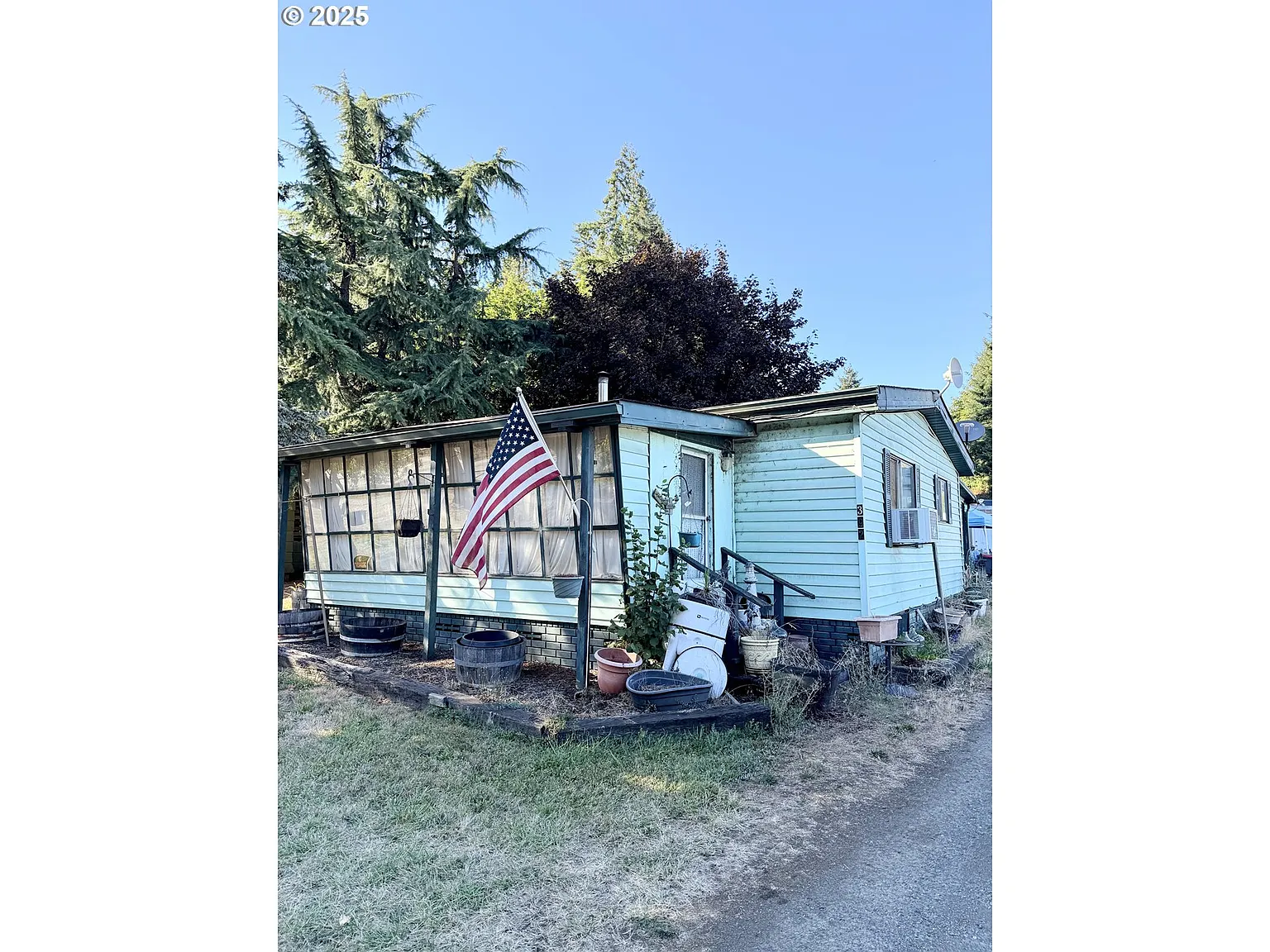 392 NW Main St photo 1
