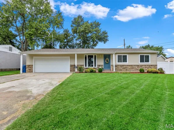 2871 Sugar Tree Ln, Maryland Heights, MO 63043
