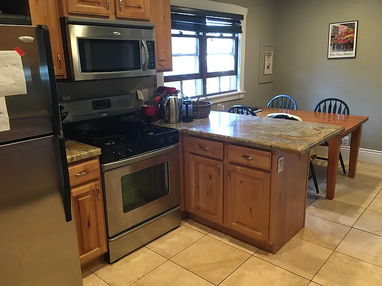 1382 S Green St — Photo 2