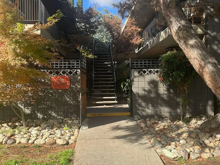 890 E 9th St — Photo 22