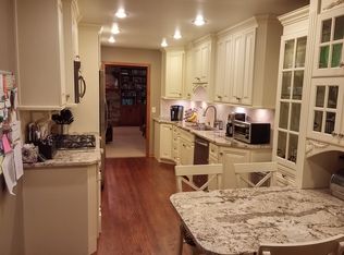 1N060 Prairie Path Ln, Winfield, IL 60190