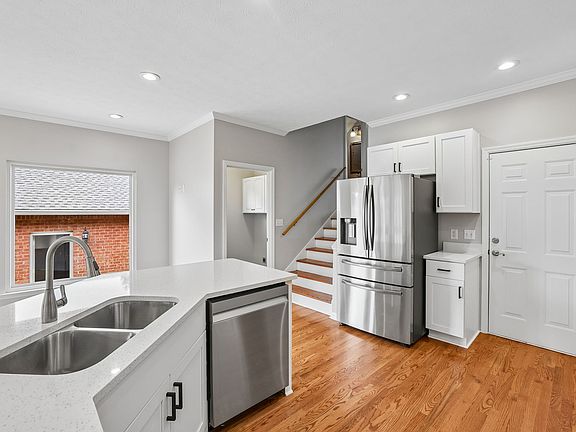 4th image of 213 Fox Hunt Ln