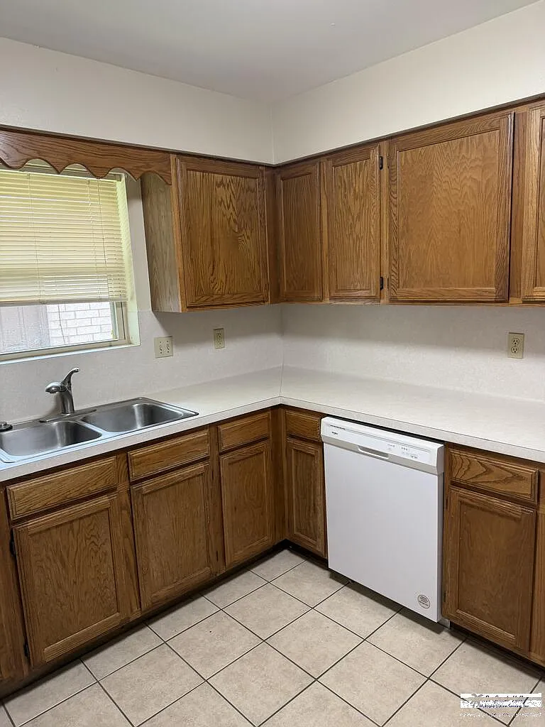2 bed, 2.0 bath, 1218 sqft, $1,350 — Photo 4