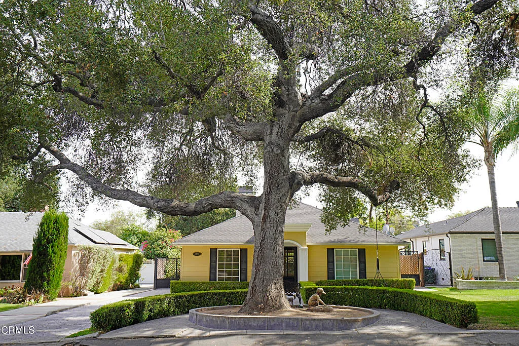 3 bed, 3.0 bath, 2300 sqft, $6,900 — Photo 2