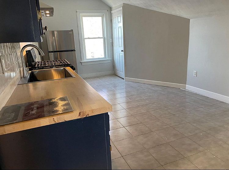 1st image of 40 Vine St #3