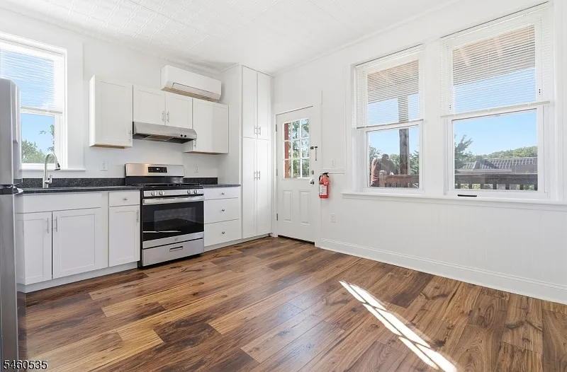 1 bed, 1.0 bath, $2,100 — Photo 3