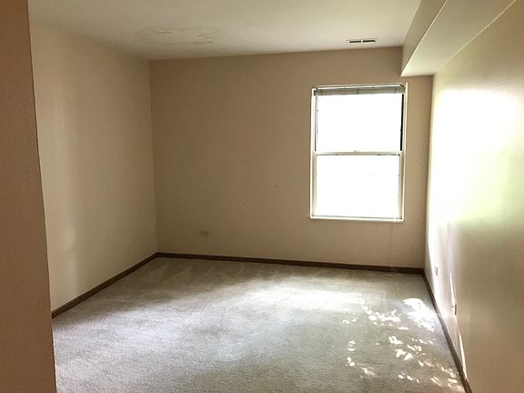 4th image of 109 White Oak Ct APT 2