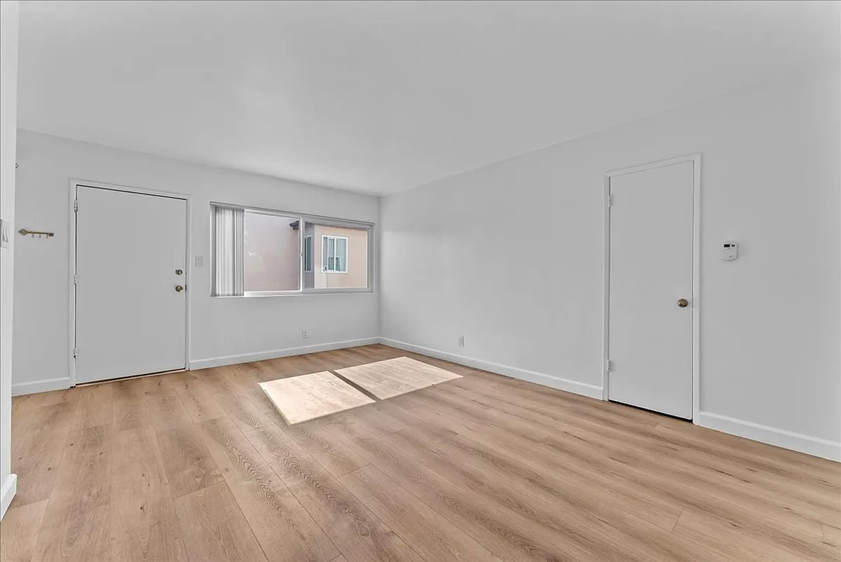 Building Photo - 4932 Lennox Blvd #1