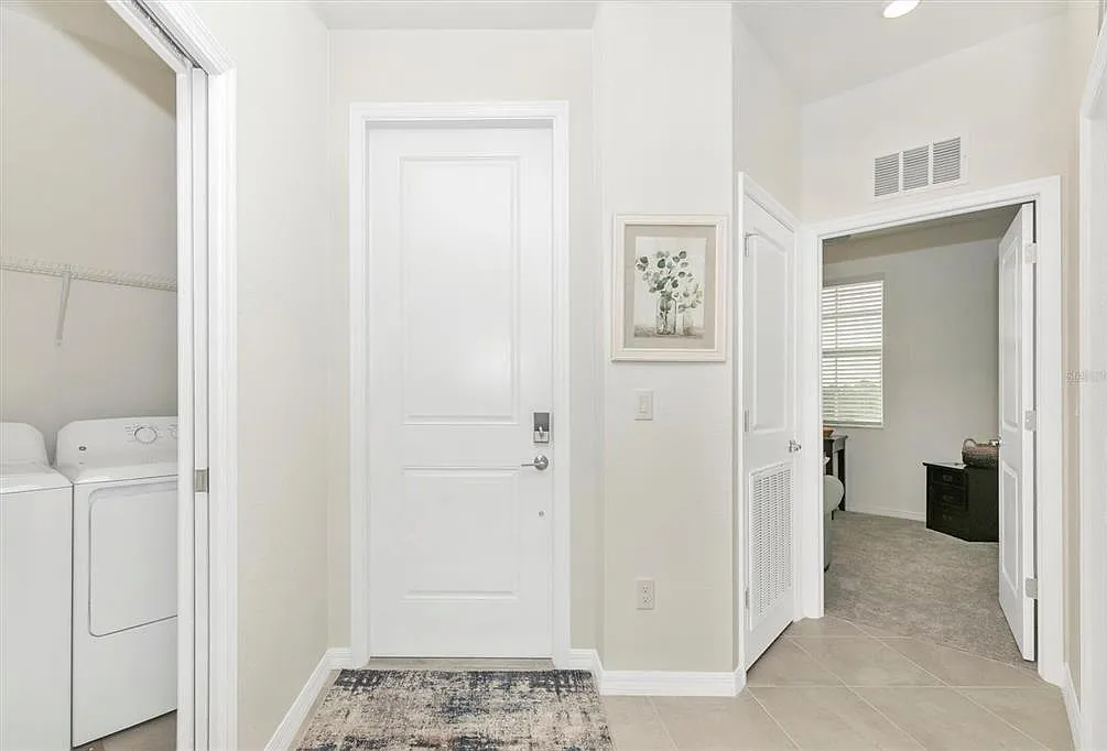 3 bed, 2.0 bath, 1301 sqft, $2,500 — Photo 2
