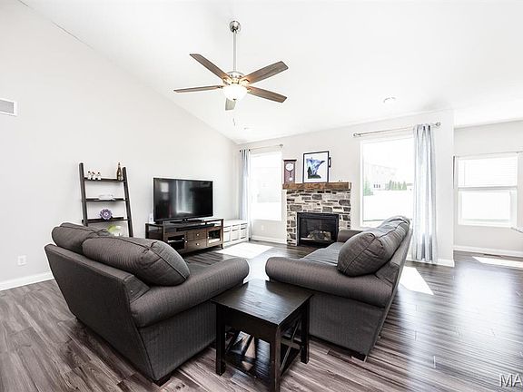 5th image of 529 Dickinson Dr