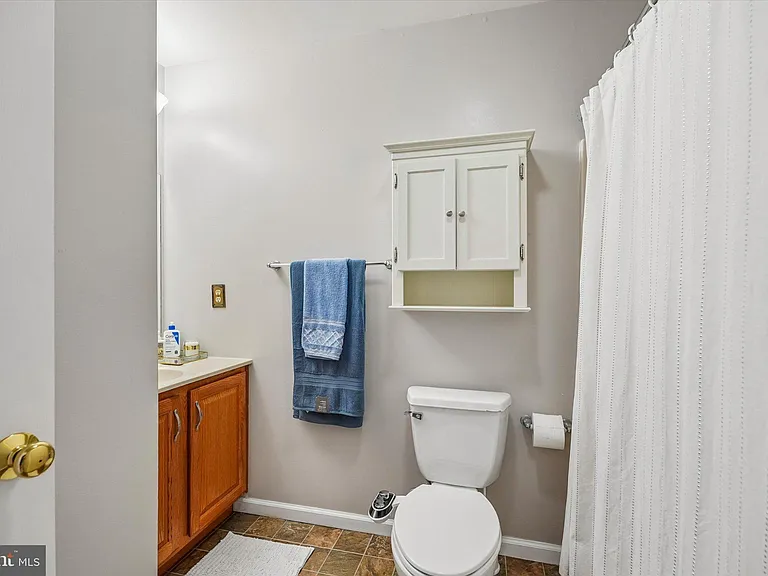 390 Auburn Ct — Photo 9