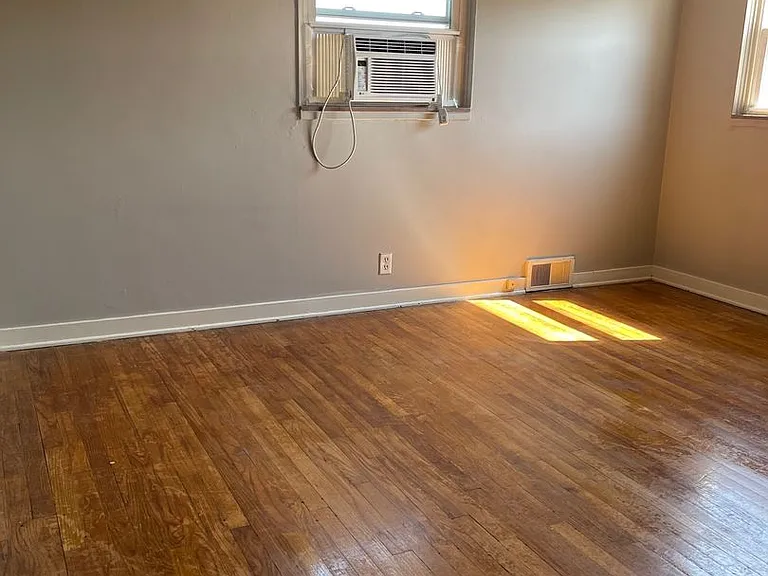 250 Locust St — Photo 11