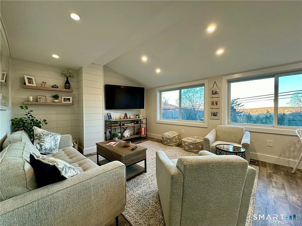 3 bed, 2.0 bath, 1184 sqft, $3,000 — Photo 3