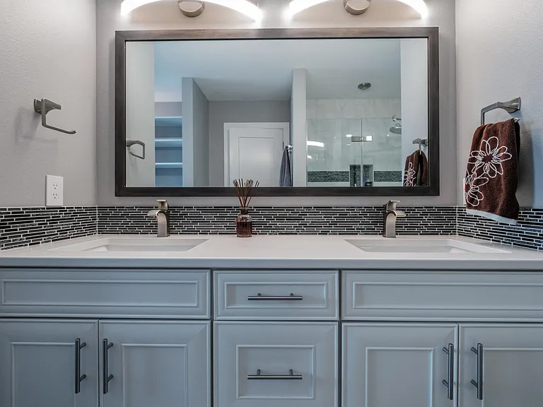 2215 Crestview Dr S — Photo 24
