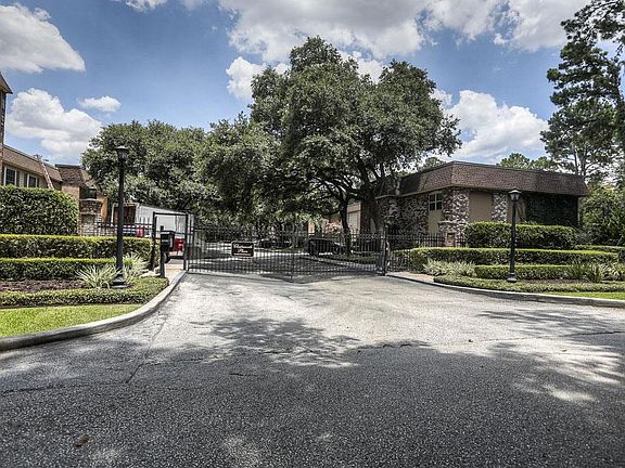 3rd image of 8946 Chatsworth Dr #8946