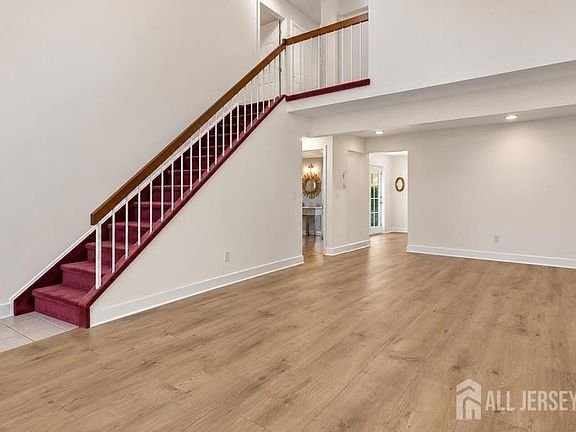 3rd image of 521 Dorothy Pl