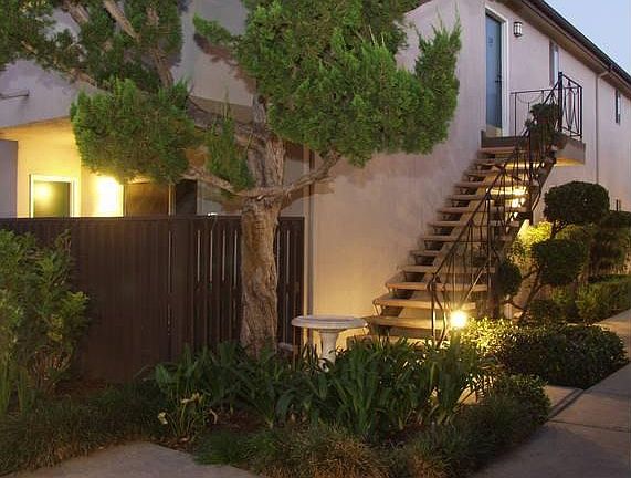3rd image of 400 E Live Oak St