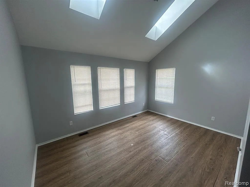 2 bed, 2.0 bath, 1223 sqft, $1,900 — Photo 2