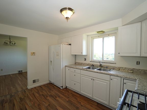 3rd image of 1092 Greentree Rd