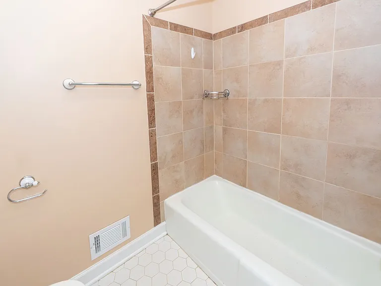 109 Runnymede Ln — Photo 39