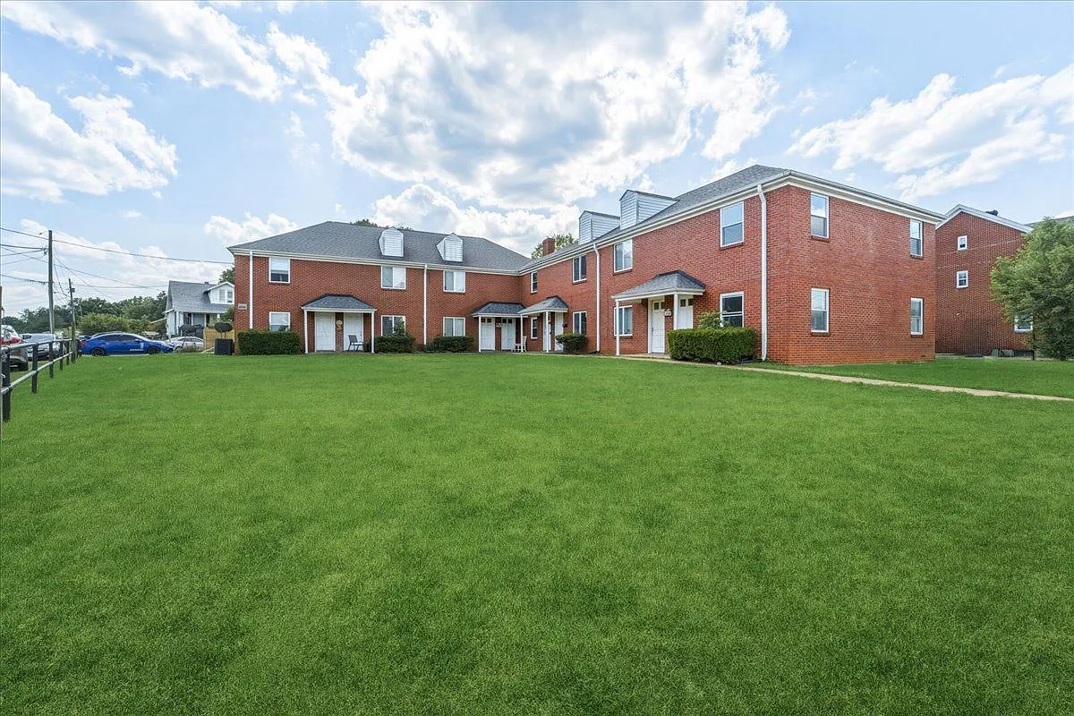 2 bed, 1.0 bath, $1,200 — Photo 2