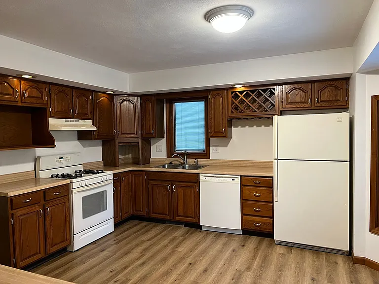2541 Winfield Dr — Photo 8