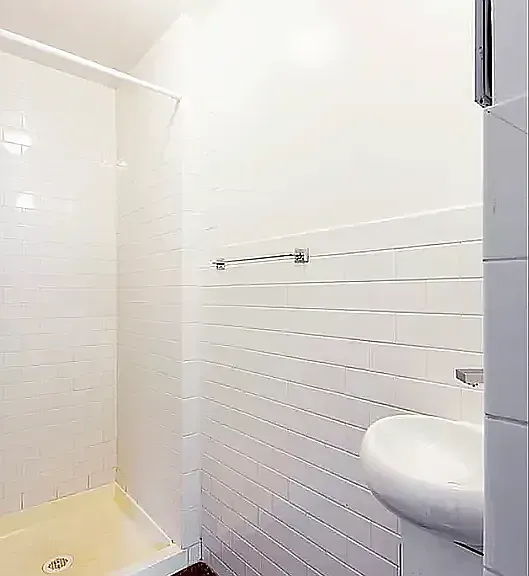 209 E 4th St #9 — Photo 4