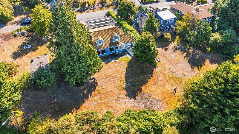3rd image of 912 S Magnolia Lane